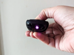 می توانید از برنامه دوربین خود برای قابل مشاهده کردن نور مادون قرمز استفاده کنیدد.در این عکس از یک کنترل از راه دور Roku استفتده شده است.